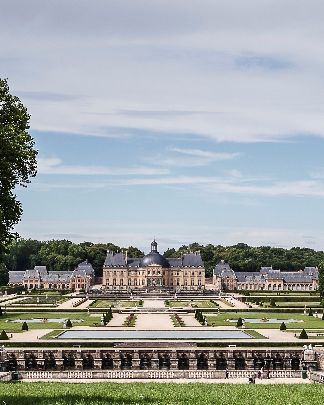 Aerial view of Château de Vaux-le-Vicomte with manicured French gardens, one of the most luxurious Paris wedding venues for a fairytale château celebration.