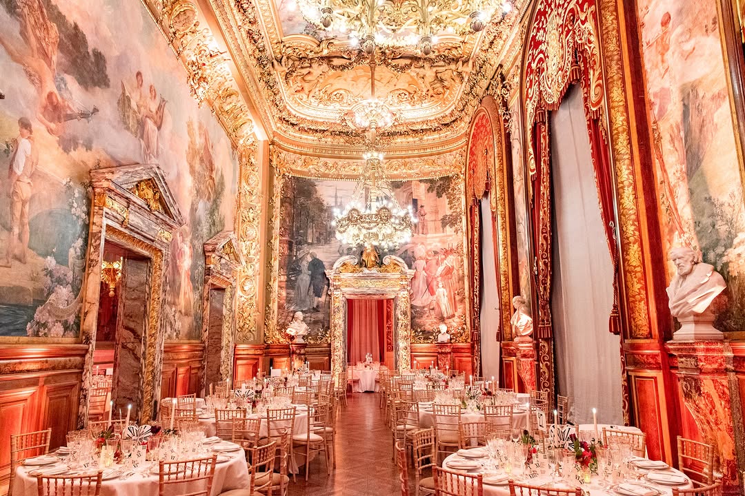 Lavishly decorated ballroom at Opéra Comique, an opulent and theatrical Paris wedding venue filled with baroque grandeur.