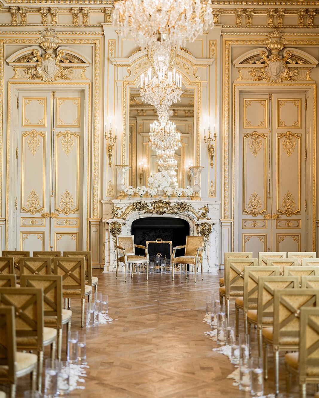 Gilded ceremony room at Shangri-La Paris with chandeliers and Louis XIV detailing, one of the most luxurious Paris wedding venues.