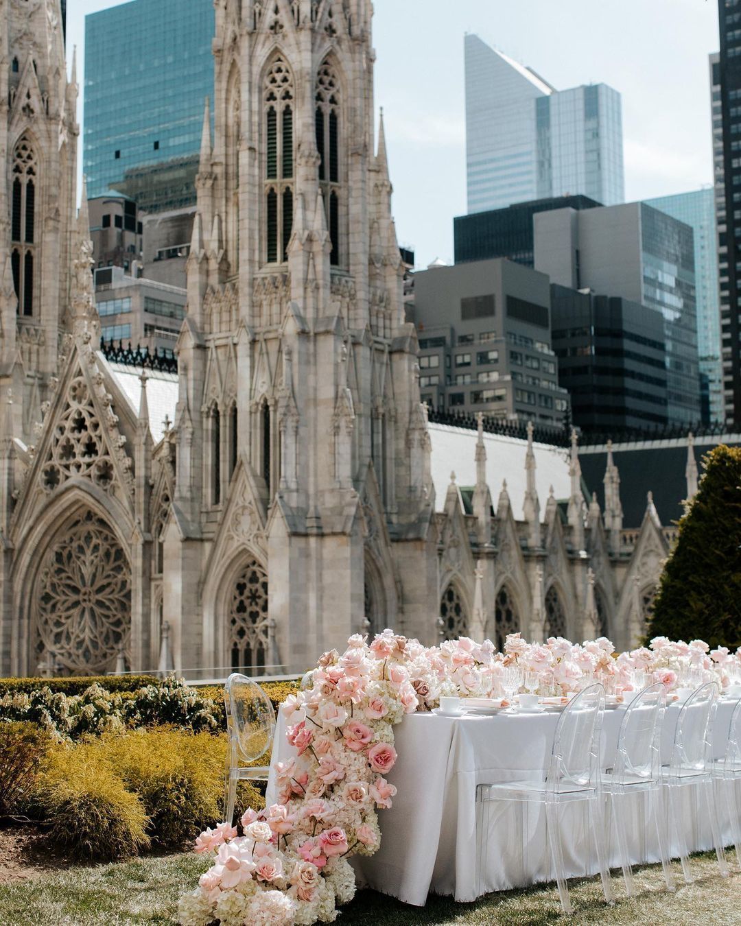 620 Loft & Garden in New York City showcases rooftop garden ceremonies with views of St. Patrick’s Cathedral, perfect for urban romantic weddings.