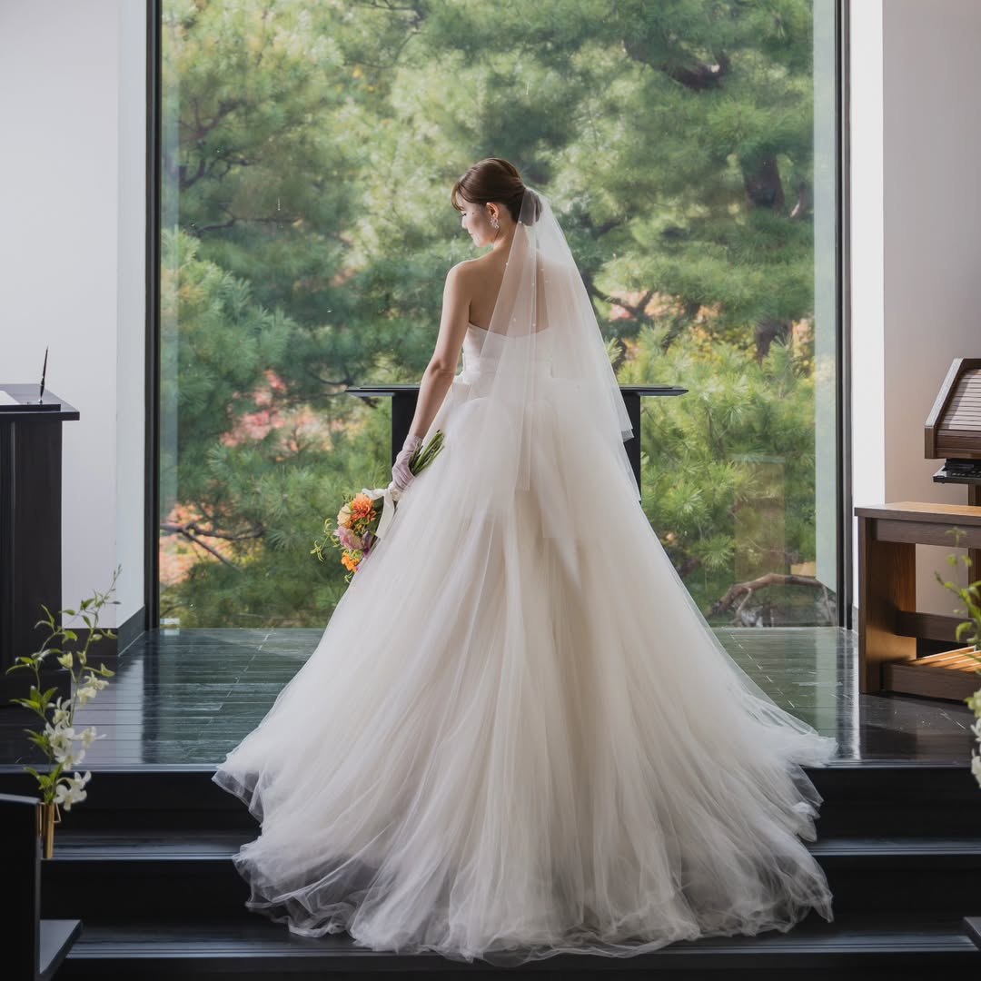 Vibrant autumn wedding scene at Shozan Resort Kyoto, with fiery red maple trees reflecting on a still pond, ideal for a seasonal outdoor Kyoto wedding venue.